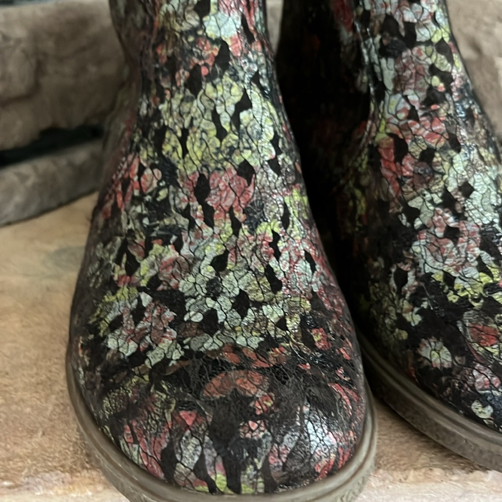 Dansko Metallic Ankle Boot / SZ 38 or 7.5-8 - Picture 4 of 10